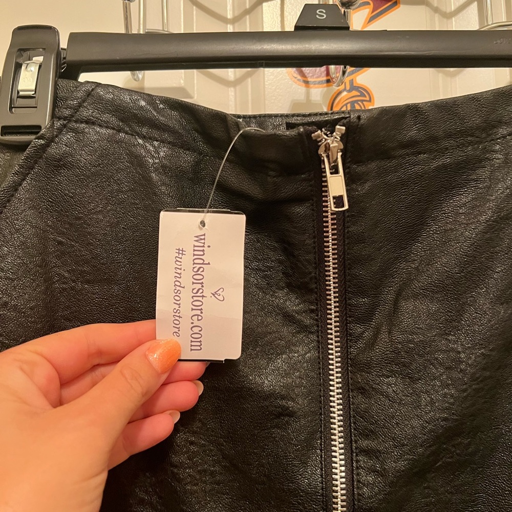 Windsor black leather zip skirt